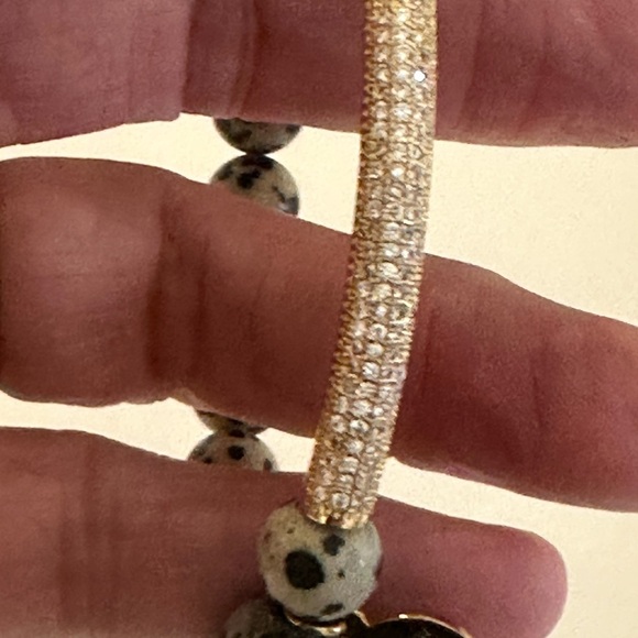 Kinsley Armelle Speckled Stretch Stone Bracelet with a Gold Tone Design Signed - Picture 4 of 7